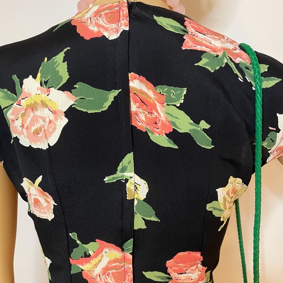 ❌ SOLD! Capped sleeve fitted twist v- neck midi - Picture 5 of 9